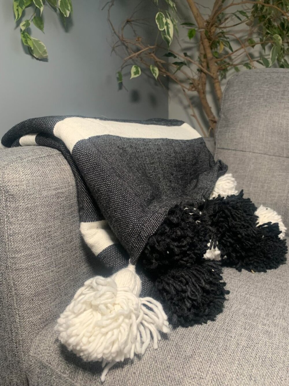 50% OFF LUVE SHOW New  Cotton pompom blanket black and white